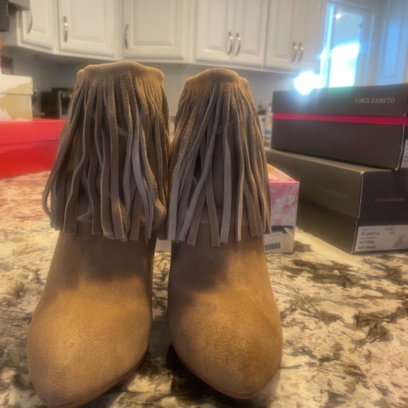 CHINESE LAUNDRY- FRINGE BURNISHED BOOTIES-BRAND NEW 9.5 - Picture 2 of 6